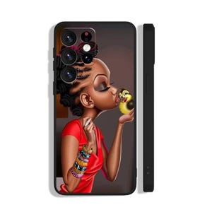 Puede incluir: Funda de tel&eacute;fono negra con una vibrante ilustraci&oacute;n de una mujer con un vestido rojo besando a un pato amarillo. La obra de arte muestra a la mujer con piel oscura, cabello trenzado intrincado y pulseras coloridas. La funda tiene un dise&ntilde;o elegante y moderno.
