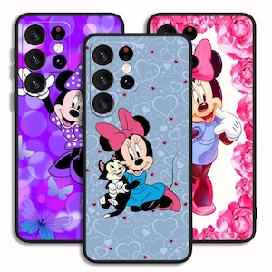 Può includere: Tre custodie per telefono con un'immagine di cartone animato di Minnie Mouse. La prima custodia ha uno sfondo viola con una farfalla e pois. La seconda custodia ha uno sfondo blu con cuori e pois. La terza custodia ha uno sfondo bianco con rose rosa.