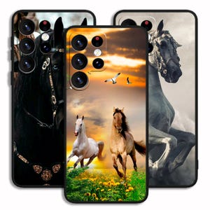 Può includere: Tre custodie per telefono con disegni di cavalli. Una custodia presenta un cavallo nero con finimenti dettagliati, un'altra mostra due cavalli che corrono contro uno sfondo di tramonto e la terza mostra un cavallo che si impenna in scala di grigi.