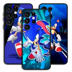 Op de afbeelding: Drie telefoonhoesjes met het personage Sonic the Hedgehog. De hoesjes hebben een blauwe achtergrond met Sonic in verschillende actieposes. De hoesjes hebben een zwarte rand en zijn ontworpen voor verschillende telefoonmodellen.