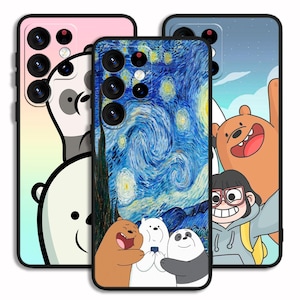 Può includere: Tre custodie per telefono con diversi design. Una custodia presenta un panda, un'altra mostra un dipinto di notte stellata e la terza orsi dei cartoni animati e una ragazza. Le custodie hanno bordi neri e sono progettate per smartphone.