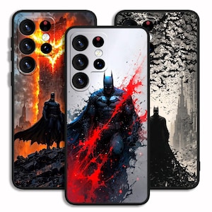 Peut inclure: Trois coques de téléphone avec des illustrations de Batman. La première présente Batman sur un fond enflammé. La deuxième montre Batman en bleu et noir avec des éclaboussures de peinture rouge. La troisième affiche une ville sombre avec Batman.