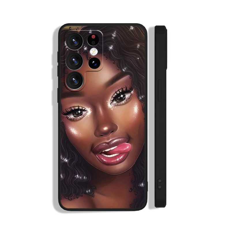 Puede incluir: Funda de tel&eacute;fono negra con una ilustraci&oacute;n digital de una mujer de piel oscura, cabello rizado y detalles brillantes. La mujer saca la lengua y tiene labios rosados brillantes.