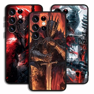 Peut inclure: Trois coques de téléphone avec des illustrations de chevaliers en armure. Les coques présentent des œuvres d'art détaillées avec une palette de couleurs sombres, notamment des nuances de noir, de rouge et d'or. Les motifs représentent des chevaliers en armure complète, tenant des épées et assis sur des trônes.