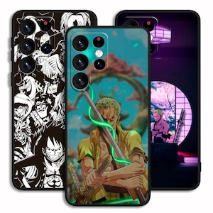 以下が含まれることがあります： アニメをテーマにした3つの携帯電話ケース。1つのケースは、キャラクターの白黒コラージュが特徴です。もう1つは、青と緑の背景に剣を持ったキャラクターを表示します。3番目のケースは、紫色の設定で剣を持ったキャラクターを示しています。