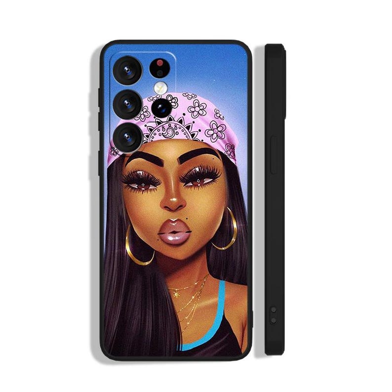 Puede incluir: Funda de tel&eacute;fono negra con una ilustraci&oacute;n de dibujos animados de una mujer con pelo largo negro, pendientes de aro dorados y un pa&ntilde;uelo rosa. La mujer tiene labios carnosos y largas pesta&ntilde;as. La funda tiene un borde negro y un fondo azul.