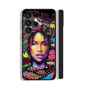 Puede incluir: Funda de tel&eacute;fono negra con un retrato colorido de una mujer adornado con arte de graffiti y texto. El dise&ntilde;o incluye un collar de cuentas. La funda tiene un perfil lateral negro y recortes para la c&aacute;mara.