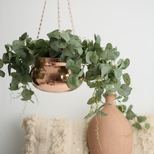Maceta colgante de cobre hecha a mano