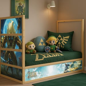 Pode incluir: Uma estrutura de cama de madeira com um edredom verde e um tapete verde a condizer. A cama apresenta obras de arte da série de videojogos Zelda. Peluches e almofadas decorativas com imagens de Zelda estão na cama. Um poster de Zelda emoldurado está pendurado na parede.