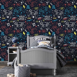 Könnte beinhalten: Ein Schlafzimmer mit einem grauen Bettrahmen und einer Tapete mit Videospiel-Controllern, Blitzen und Texten wie "New High Score" und "Game Over". Das Farbschema umfasst Marineblau, Rot, Blau, Gelb und Weiß. Ein Nachttisch und ein grauer Teppich sind ebenfalls zu sehen.
