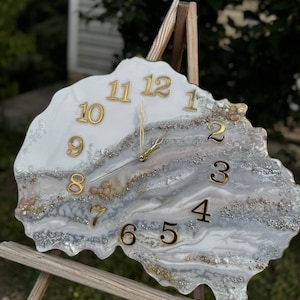 Väggklocka i epoxiharts ”Pearl Harmony” — 50×38 cm