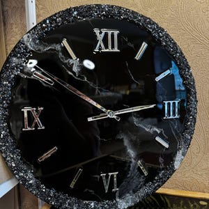 Reloj de pared de resina negra de lujo de 40 cm – Reloj redondo con efecto mármol – Decoración de pared moderna con números romanos – Reloj de diseño con estilo