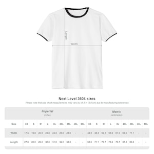 Puede incluir: Camiseta blanca con ribete negro en el cuello y las mangas. La imagen incluye una tabla de tallas con medidas en pulgadas y cent&iacute;metros. Tambi&eacute;n se ve el texto "Next Level 3604 sizes".