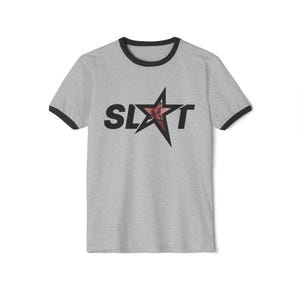 Puede incluir: Camiseta gris con ribetes negros en cuello y mangas. La camiseta presenta la palabra "SLXT" en letras negras con una estrella en el centro. La estrella tiene un dise&ntilde;o rosa y rojo. Cuello redondo y mangas cortas.