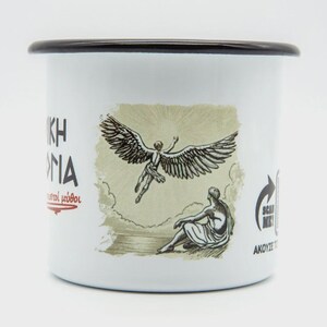 Peut inclure: Mug en émail blanc avec un bord noir. Le mug présente un dessin d'une figure ailée en ascension et une figure assise. Du texte en grec est également visible sur le mug.