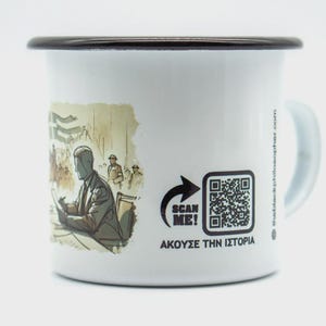 Pode incluir: Caneca esmaltada branca com borda e alça pretas. A caneca apresenta uma ilustração histórica e um código QR com o texto "SCAN ME!" e texto grego. Um item de colecionador.