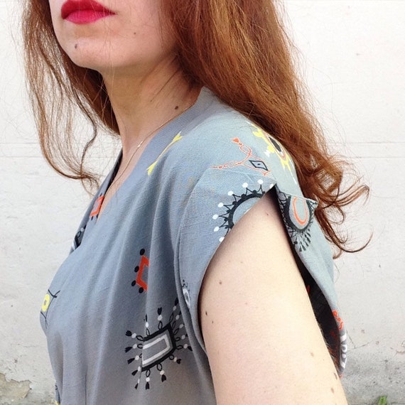 1940s gray cotton dress/  Wrap bust / abstract pr… - image 3