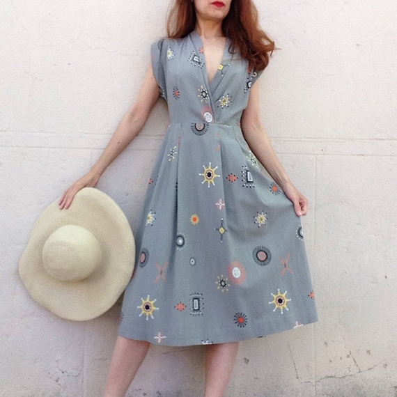 1940s gray cotton dress/ Wrap bust / abstract pri