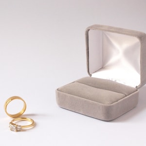 Grey Velvet Double Ring Box, Box for Two Rings, Wedding Ring Box, Ring Bearer Box, Wedding Band Box, Box for Wedding Rings, Ring case NORHAM