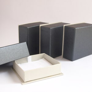 Set von vier Luxus Schwarz und Silber Karte Halskette Box, Anhänger Box, schwarze Karte Box Weiß Samt Interior Geschenkbox mit Deckel, Karte Schmuckschatulle