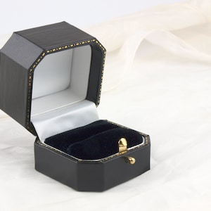 Luxe klassieke zwarte ringdoos in antieke stijl, prachtige geschenkdoos met vintage look voor verlovings-, bruiloft- of erfstukring OXFORD