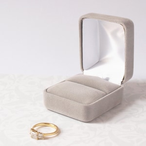 Zilvergrijs fluwelen ringdoos, verlovingsringdoos, voorstelringdoos, ringgeschenkdoos, ringhouder, ringsieradendoos, displaydoos ring NORHAM