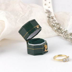 Beautiful Green Ring Box in Antique Style for Proposal Engagement, Octagonal Classic Ring Box with Gold Detail for Gifts and Weddings MONTE