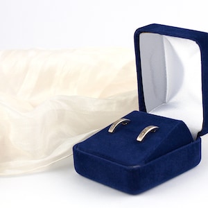 Blaue Samtohrring-Geschenkbox, weiche Samtohrring-Box mit weißem Satin-Innenraum, Ohrring-Präsentationsbox, Ohrring-Display-Box NORHAM
