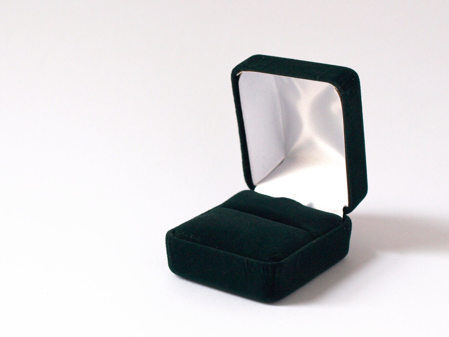 Black velvet ring holder hot sale