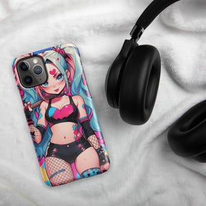 Gefährliche Puppe iPhone Snap Case – süße und wilde Anime-inspirierte Handyhülle