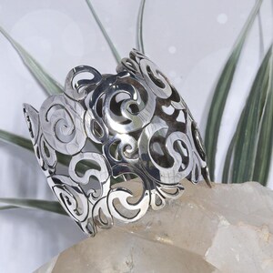 Bracelet manchette tourbillon vintage en argent sterling : jonc tendance ajouré, manchette travaillée en métal