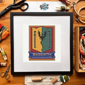 Pode incluir: Arte em ponto cruz emoldurada com um design de brasão. O brasão apresenta um fundo amarelo e verde, duas espadas e uma silhueta de morcego. O texto "BASGIATH WAR COLLEGE" está em uma faixa azul. A moldura é preta.