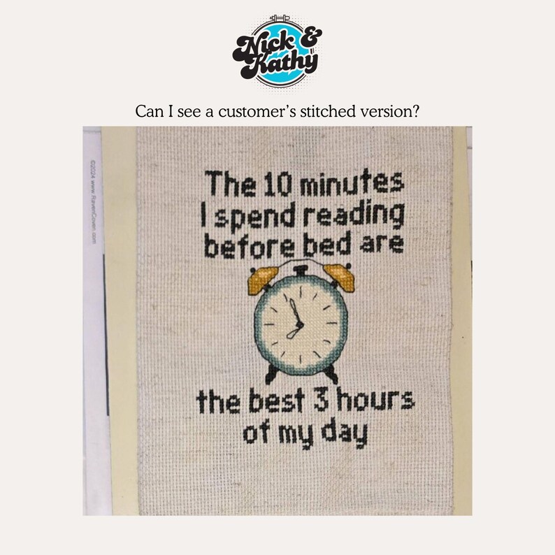K&ouml;nnte beinhalten: Kreuzstich-Kunstwerk mit dem Text "The 10 minutes I spend reading before bed are the best 3 hours of my day." Eine Uhrgrafik befindet sich in der Mitte. Das Kunstwerk befindet sich auf beigem Hintergrund.