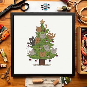 Könnte beinhalten: Gerahmtes Kreuzstich-Kunstwerk mit einem Weihnachtsbaum, der mit Katzenköpfen und Kugeln geschmückt ist. Der Baum ist grün mit einem braunen Stamm, und die Katzen sind in verschiedenen Farben gehalten. Der schwarze Rahmen enthält den Text "Nick & Kathy".