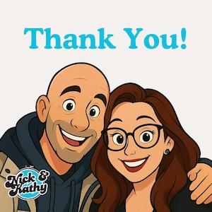 K&ouml;nnte beinhalten: Cartoon-Illustration eines l&auml;chelnden Paares mit dem Text "Thank You!" in Blau. Der Mann hat eine Glatze und die Frau tr&auml;gt eine Brille. Das Logo "Nick & Kathy" befindet sich unten.