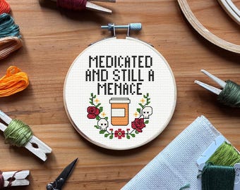Patrón de punto de cruz: Medicado y aún una amenaza: diseño divertido para el médico obligado (PDF)