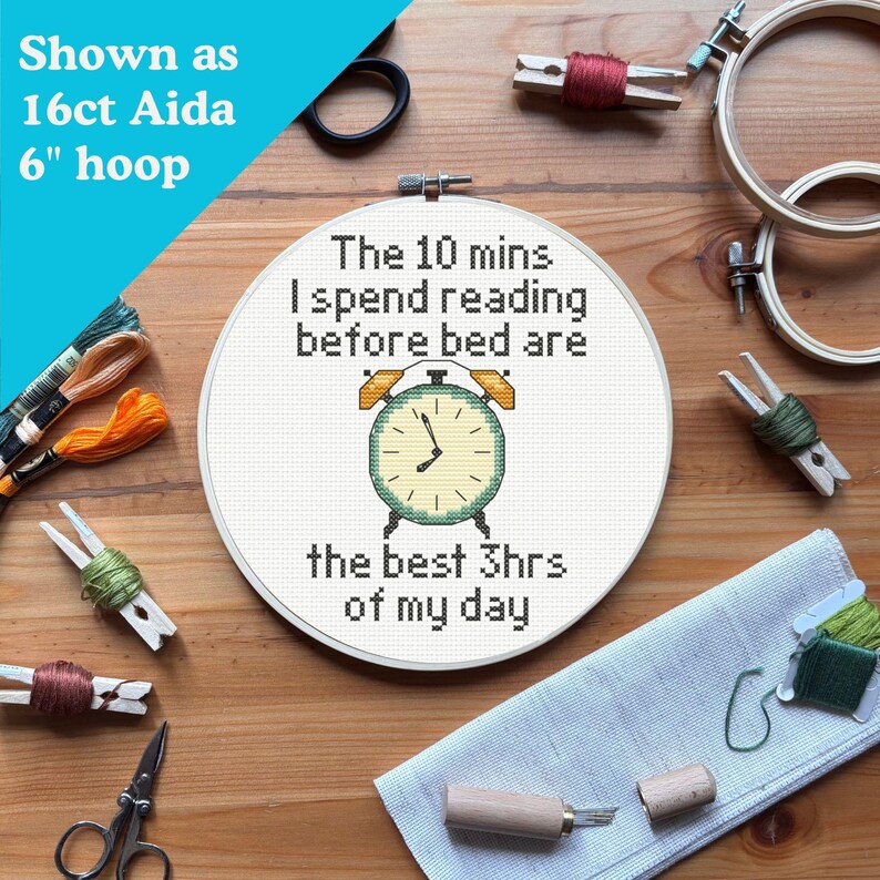 K&ouml;nnte beinhalten: Ein Kreuzstichrahmen mit dem Text "The 10 mins I spend reading before bed are the best 3hrs of my day" und einem Uhrendesign. Der Rahmen hat einen Durchmesser von 15.24 cm. Das Bild enth&auml;lt Stickgarn, eine Schere und andere Bastelmaterialien.