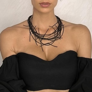 Handgemachte Halskette aus Kautschuk: Minimalistischer eleganter schwarzer Schmuck