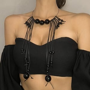 Schwarze Gummi-Statement-Halskette: Avantgardistische Kunststoffperlen-Choker
