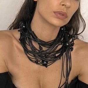 Handgemachte Statement Kette aus Gummi & Holz