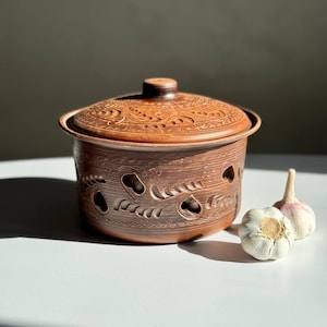 Knoblauchbewahrer, geschnitzter Terrakotta-Kochtopf mit Blumenmuster, rustikale Küchenaufbewahrung mit Deckel, Muttertagsgeschenk