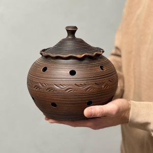 Könnte beinhalten: Ein Set aus drei Keramikbechern mit gesprenkelter, matter Oberfläche. Die Becher sind in Creme-, Hellgrau- und Dunkelgrautönen gehalten. Jeder Becher hat ein schlichtes, minimalistisches Design, perfekt für Kaffee oder Tee.