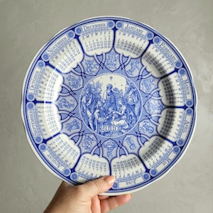 Spode Blå Rumskalendertallrik 2000 – Millenniejubelscen – Blått & Vitt Porslin, 26,5 cm – Samlarväggdekoration