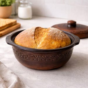 Könnte beinhalten: Weißer Keramikbecher mit schwarzem Henkel und dem Text "But First, Coffee" in handschriftlichem Stil. Geeignet für etwa 325-440 ml Flüssigkeit.