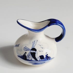 Mini Delft Blue Pitcher – Hand-Painted RVS Holland Pottery – Vintage Dutch Souvenir Jug – Blue and White Windmill Scene – 6 cm