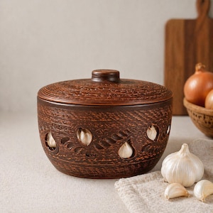 Pote artesanal para alho, em terracota, para armazenar cebolas ou alho. Ideal para cozinhas rústicas, com estrutura respirável.