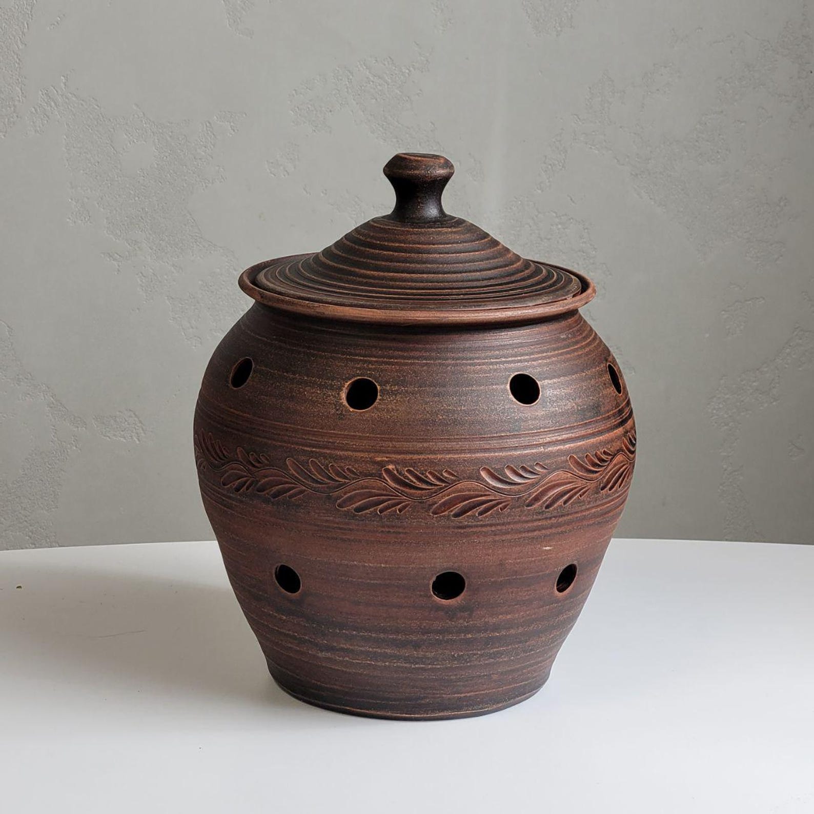 Onion Storage Terracotta Keeper with Lid