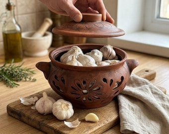 Large Terracotta Garlic Keeper, Vented Garlic Storage Jar Holds 30–40 Bulbs, Rustic Kitchen Canister, Handmade Pottery Kitchen Storage