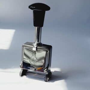 Vintage ENM-nummeringsmachine – Model 4512 – Made in England – volledige set met originele doos en handleiding