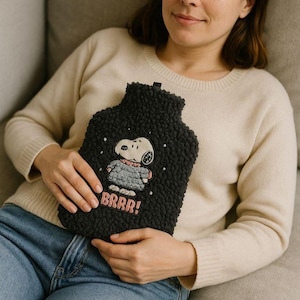 Snoopy Wärmflaschenbezug: Schwarzer Sherpa-Fleece Peanuts BRRR! Entwurf